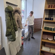 Reikia įrengti stiklines duris.