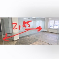 Reikia išmintį stiklinės pertvaras ir užtaisyti apačioje bėgelius