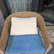 Restauruoti terasos kėdę, kuri nupinta iš ratano