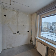 Reikėtų išlyginti koridoriaus sienas ir paruošti dažymui 2 virtuvės sienas