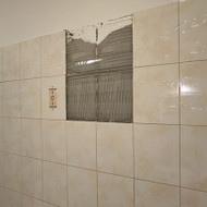 Reikia išklijuoti plyteles