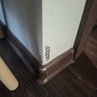 Reikia užglaistyti, palyginti šiuos apdaužytus kampus bei pakeisti plintusus