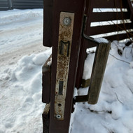 Rakinamos spynos įstatymas į vartelius