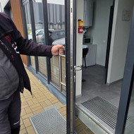 Lauko durų spynos remontas