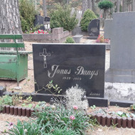 Raidžių ir portretų kalimas ant paminklo