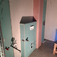 Reikia išklijuoti plyteles