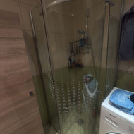 Dušo durys nesilaiko ant vyrių