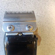 Plaukų kirpimo mašinėlių peiliukų galandimas