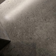 Reikia pakeisti skilusią vonios grindų plytelę