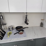 Priklijuokite plyteles prašau kas nors