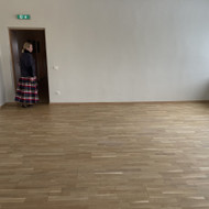 Apsauginės dekoratyvinės plėvelės (nuo kėdžių atlošų) ar juostos klijavimas ant dažytos sienos.