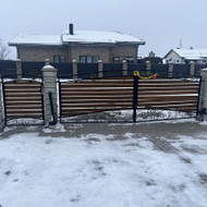 Permūryti tris įvažiavimo vartų stulpus