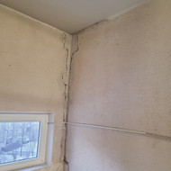 Sutrūkusios sienos tinkavimas laiptinėje