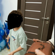 Ieškau žmogaus, kas greitai ir gražiai apklijuotų plėvelę kambario duris