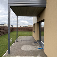 Prie lauko sienos primontuoti balkelį