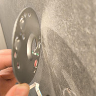 Skylė akmens masės plytelėje