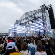 Domintu tik arkinės (gali būti ir dvišlaitė) scena ir pakyla