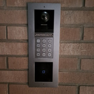 Prijungti prie esamos lauko durų telefonspynės vidaus modulį-telefonspynės monitorių