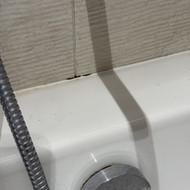 Silikono pakeitimas aplink vonią