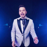 Atlikėjas/minimalus pravedimas gimtadienio šventei