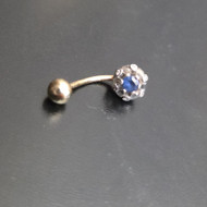 Juvelyras pagaminti auskarą į bamba