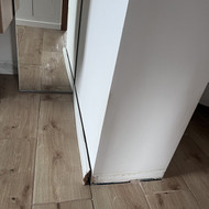 Naujai užklijuoti apie 1,5m plintusą