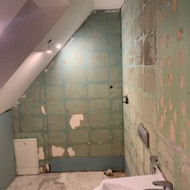 Reikia išklijuoti plyteles