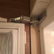 Išmontuoti seną ir sumontuoti naują įmontuojamą šaldytuvą su šaldikliu