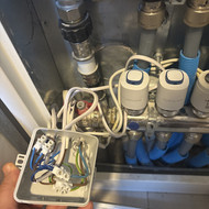 Reikalingas santechnikas šildymo pavaroms pakeisti ir termostatams