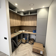 Reikia pabaigti surinkti baldus virtuvėje vonioje miegamajame