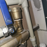 Pakeisti nuorintoją šildymo kolektoriuje