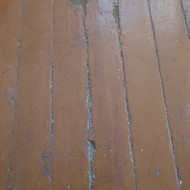 Reikia nuimti senus dažus, pakeisti tik kelias grindų lentas ir padengti nauja danga