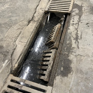 Reikalingas nubėgimo latako tvarkymas (remontas, betonavimas)