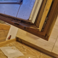 Šuo sugadino balkono duris, reikalingas remontas