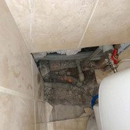 Reikėtų sutvarkyti tuolete išimtas plyteles, pakeisti naujomis