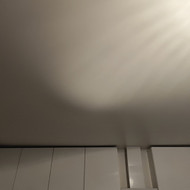 Yra susikaupęs vanduo ant įtempiamų lubų, prasidejus sniego tirpimui ant stogo