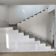 Medinių laiptų pakopų montavimas