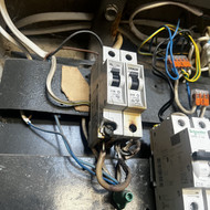 Reikalingas elektrikas.