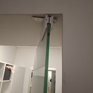 Prisukti stiklines duris klinikoje