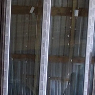 Reikalingas langas su durimis kartu