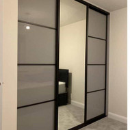 Stumdomos spintų durų sistema