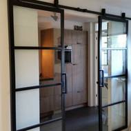 Stumdomų durų gamyba