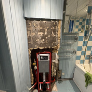 Pakabinamo WC apdaila senos statybos bute