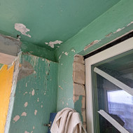 Reikia nulupti alėjinius dažus nuo balkono sienos ir lubų