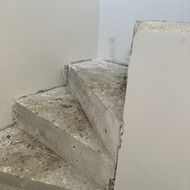 Vinilo sudejimas ant betoniniu laiptu