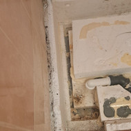 Įmontuoti: Dušo padą + apdaila