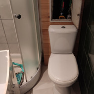 Tualetas leidžia ant grindų nuleidžiant vandenį