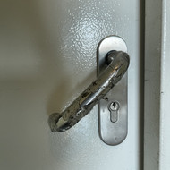 Reikia sutvarkyti durų rankenas, demontuoti polikarbonines pertvaras