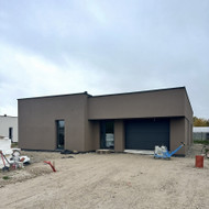 Reikia išdėti trinkeles ir bortus, bei išbetonuoti vartų pagrindą