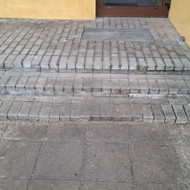 Suremontuoti betoninių trinkelių laiptų pakopas (lauke)